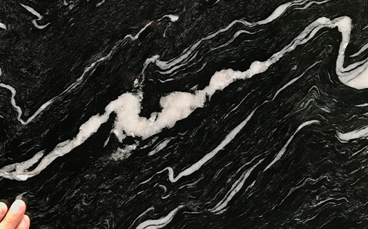 Chapa de granito preto com veios brancos