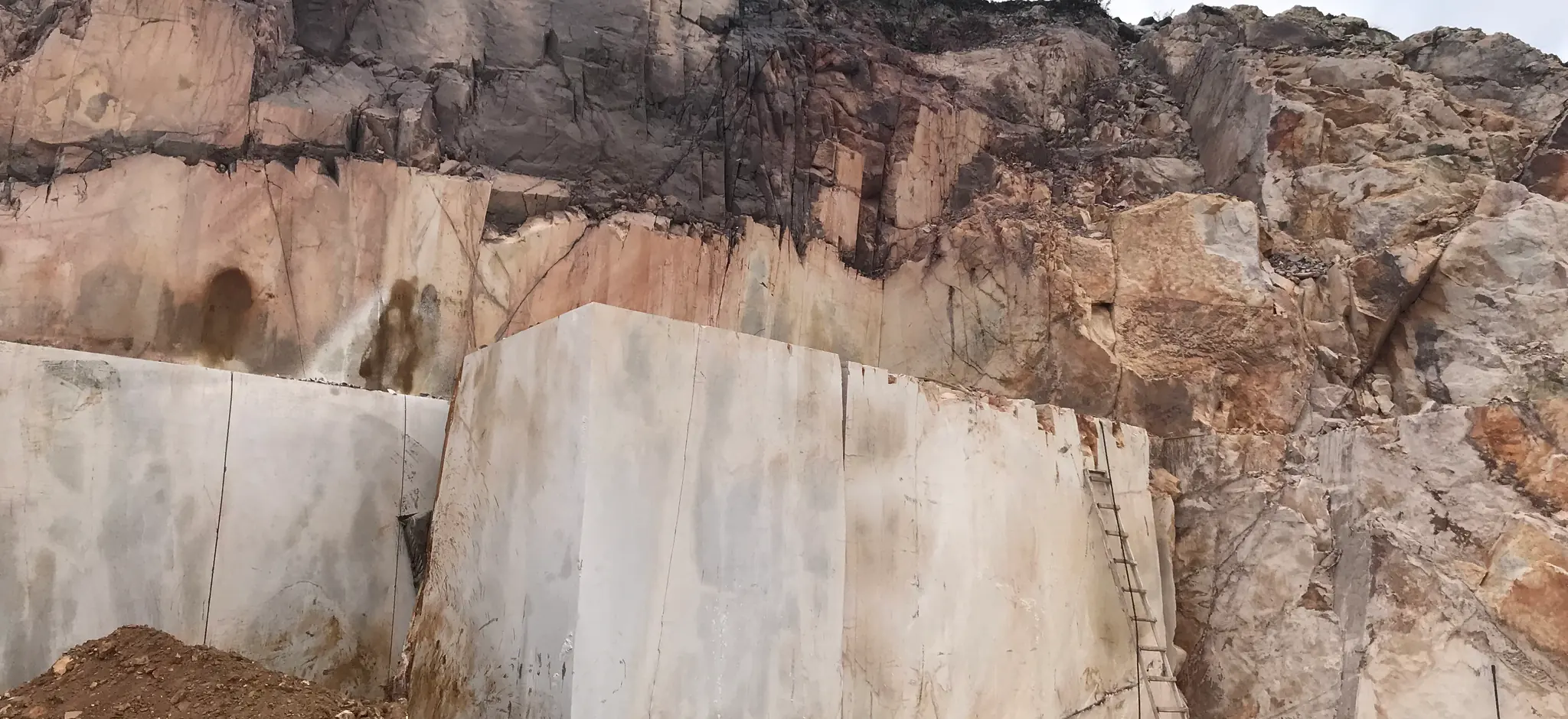 Blocos de quartzito recém-extraídos em uma pedreira própria da Margramar