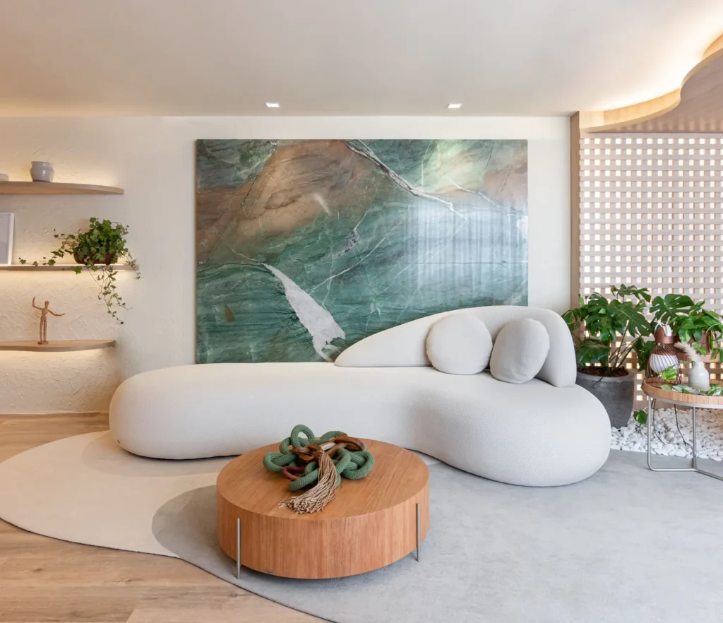 Sala de estar com painel em quartzito Fuchsite Crystal