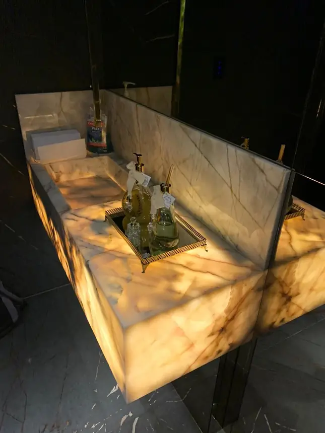 Lavabo com bancada em quartzito Zurich iluminada por dentro