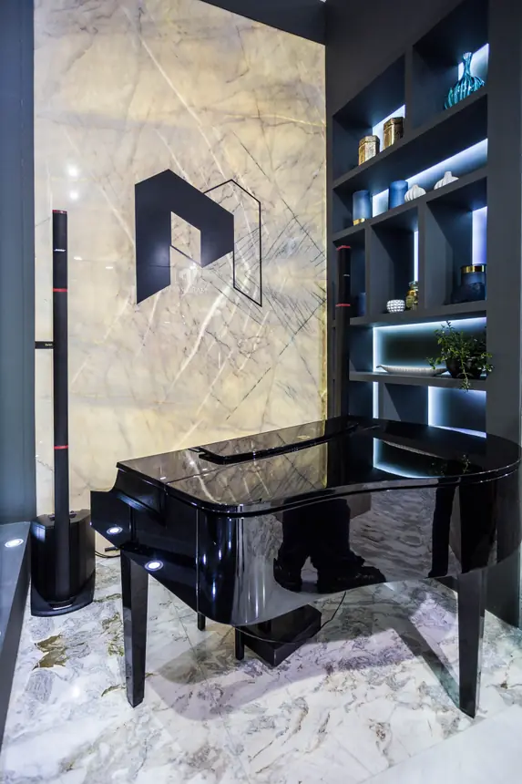 Parede revestida em quartzito Zurich atrás de um piano de cauda